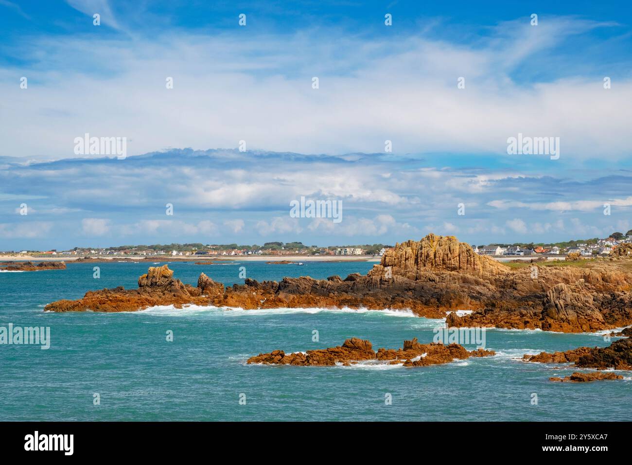 Blick über die Albecq Bay mit Cobo Bay hinter der felsigen Landzunge Le Creux. Castel, Guernsey, Kanalinseln, Großbritannien, Europa Stockfoto