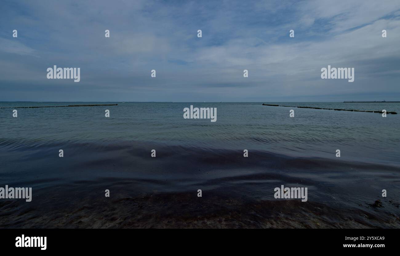 Meer mit Wellen in beeindruckenden dunklen Tönen an der Ostsee, Insel Rügen, Deutschland Stockfoto