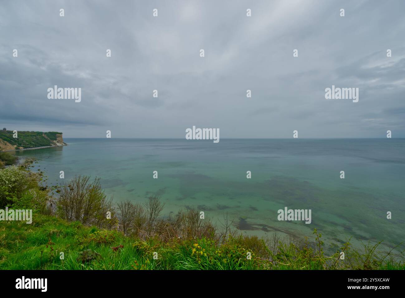 Küstenlandschaft in ansprechenden Blau- und Grüntönen mit Blick auf die Ostsee und Kap Arkona, Insel Rügen, Deutschland Stockfoto