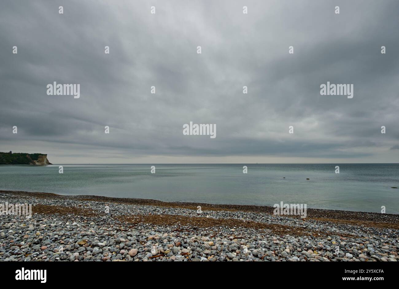 Kiesstrand mit Blick auf die Ostsee und Kap Arkona, Insel Rügen, Deutschland Stockfoto