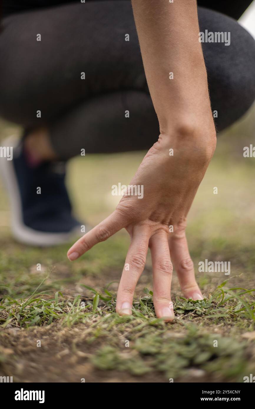 Hand einer Person, Haltung zum Start eines Rennens, Details zu gestreckten Fingern, Konzept und Hintergrund, Fitness-Lifestyle Stockfoto