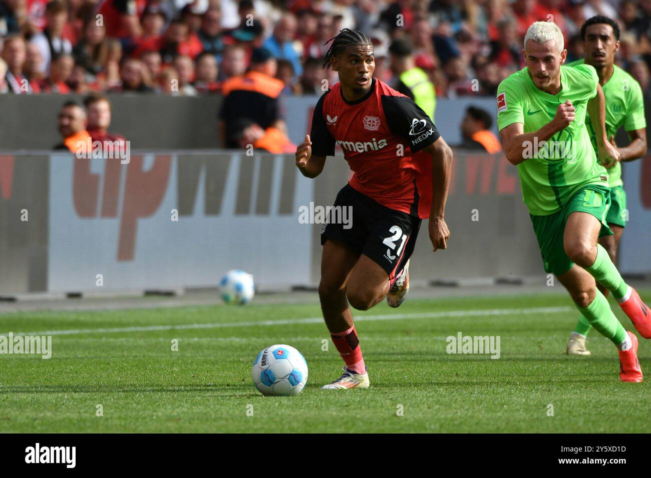 Leverkusen, Deutschland. September 2024. Fussball; Spieltag 04; 1. Bundesliga; Saison 2024/2025; Bayer Leverkusen gegen VfL Wolfsburg am 22.09.2024 in Leverkusen. UBz: 21 Amine Adli, links Bayer Leverkusen, gegen 16 Jakub Kaminski, VfL Wolfsburg. Quelle: dpa/Alamy Live News Stockfoto