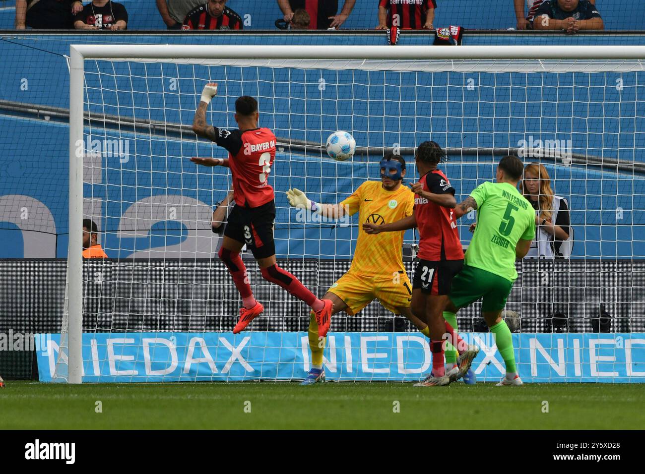 Leverkusen, Deutschland. September 2024. Fussball; Spieltag 04; 1. Bundesliga; Saison 2024/2025; Bayer Leverkusen gegen VfL Wolfsburg am 22.09.2024 in Leverkusen. UBz: 03 Piero Hincapie, links Bayer Leverkusen, erzielt das Tor zum 3:3 gegen 01 TW Kamil Grabara, VfL Wolfsburg. Quelle: dpa/Alamy Live News Stockfoto