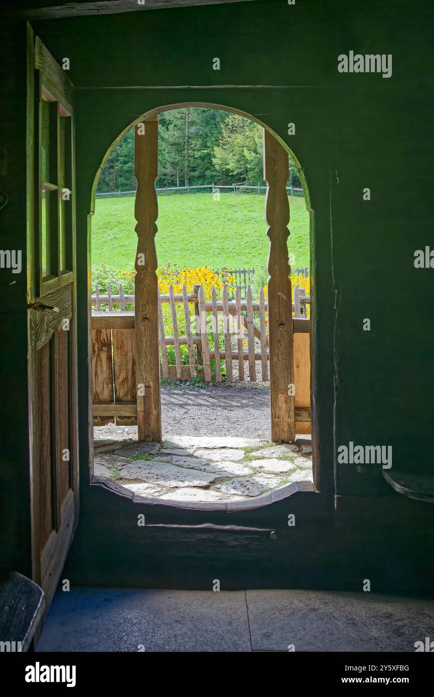 Blick nach draußen durch offene Tür, bogenförmige Öffnung, Ballenberg Swiss Open-Air Museum, Bauernhof, 1709, Europa, Brienz, Schweiz Stockfoto