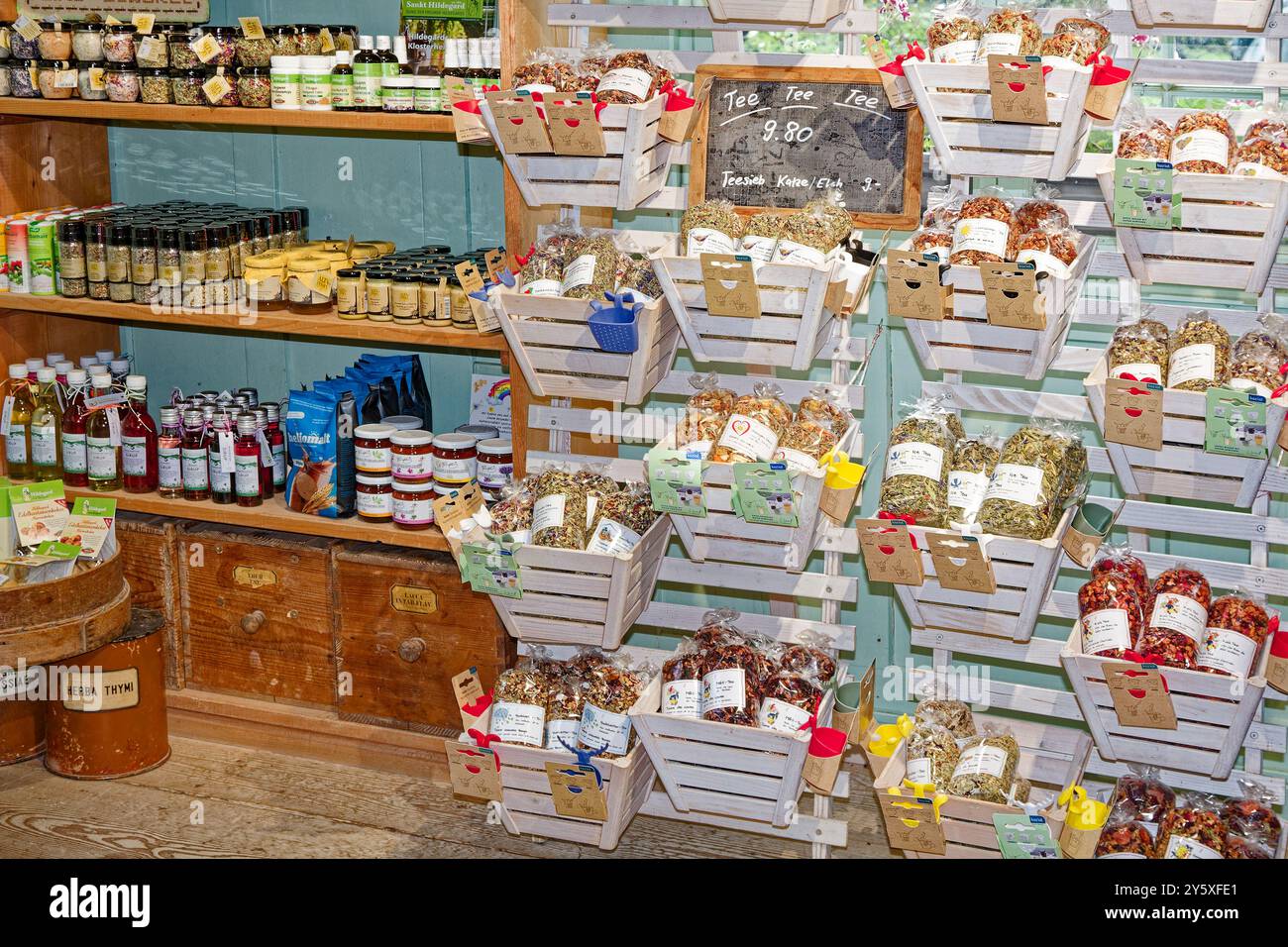 Craftsman's House, 1779, kleine Artikel zum Verkauf, Displays, Tee, Kräuter, Sirup, Ballenberg Schweizerisches Freilichtmuseum, Europa, Brienz, Schweiz Stockfoto