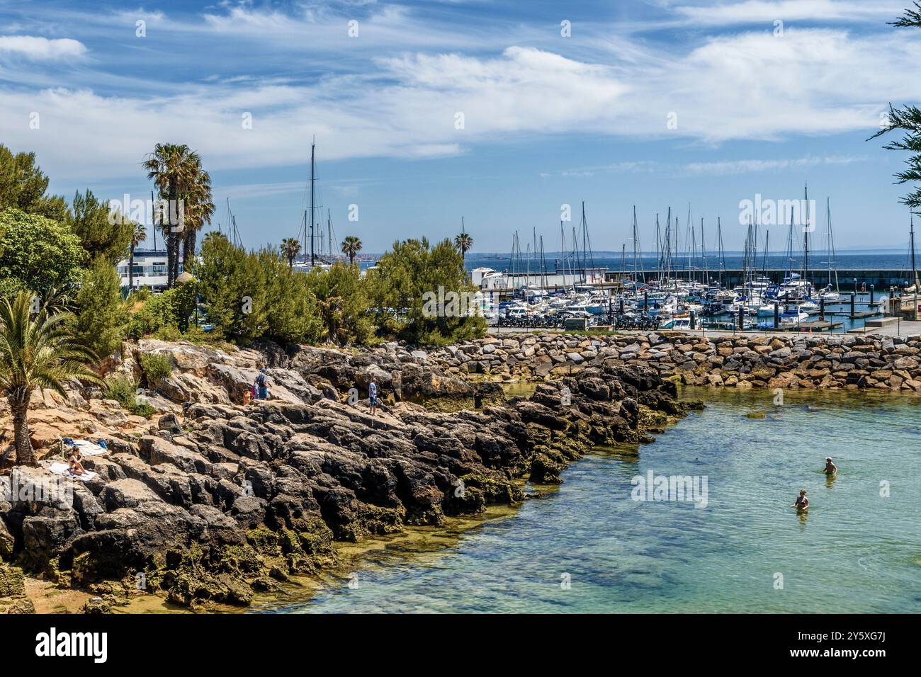 Santa Marta Beach und der Yachthafen im Hintergrund in der Stadt Cascaes, in Portugiesisch Cascais, portugiesische Stadt im Bezirk Lissabon, Portugal Stockfoto