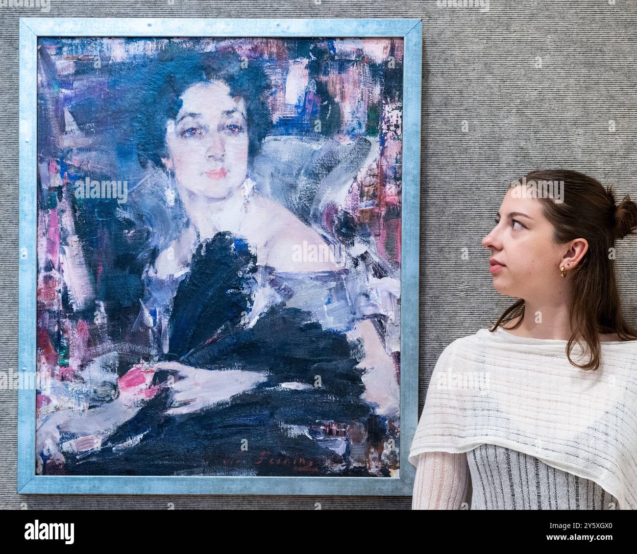 London, Großbritannien. 23. September 2024. Ein Mitarbeiter mit „Portrait of Mademoiselle Ductor“, 1925, von Nikolai Fechin (Est. £300.000 - 500.000) bei einer Vorschau auf den britischen und impressionistischen Kunstverkauf des 19. Jahrhunderts in Bonhams. Die Lots werden am 25. September und in den Galerien der Bonhams New Bond Street versteigert. Quelle: Stephen Chung / Alamy Live News Stockfoto