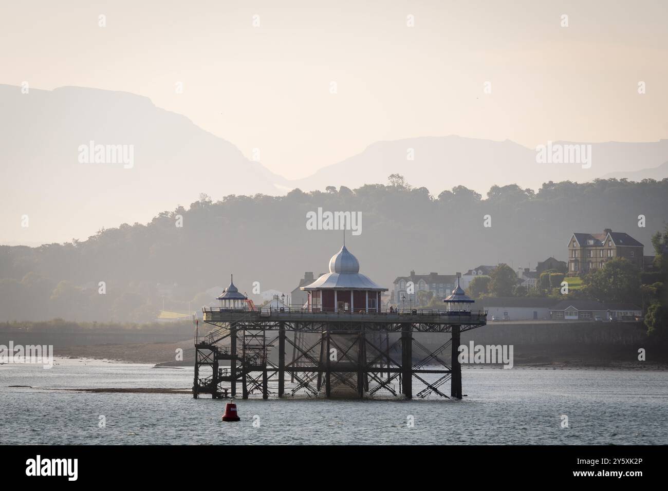 Bangor Pier an einem nebeligen Morgen von der Isle of Anglesey YNS Mon über die Menai Strait in Nordwales mit den Snowdonia Mountains dahinter. Stockfoto