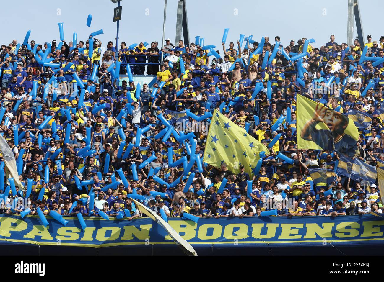 Die Fans Der Boca Juniors Jubeln Ihr Team Vor Dem Spiel Cesar Luis Die Fans Der Boca Juniors Jubeln Ihr Team Vor Dem Spiel Cesar Luis