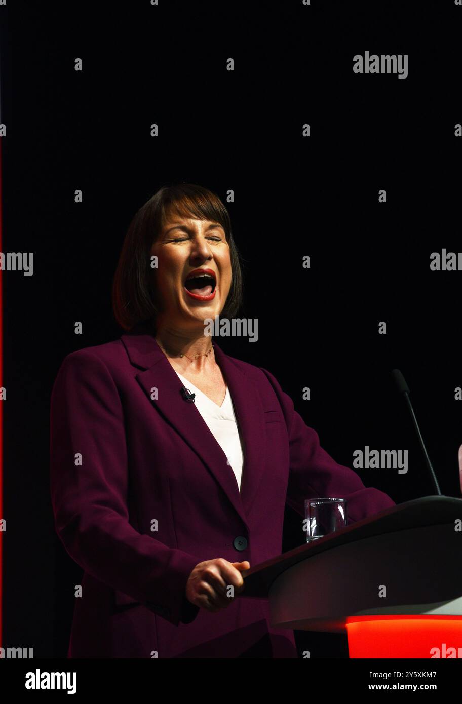 September 2024. Rachel Reeves, Kanzlerfinanzminister. Hält ihre Rede vor der Arbeitskonferenz über ihre Pläne für Wirtschaft und Land. Quelle: Della Batchelor/Alamy Live News Stockfoto