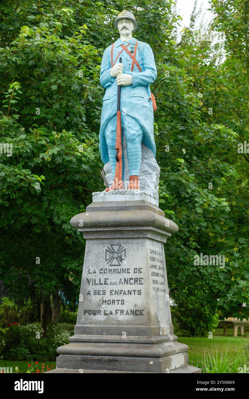 WW1 französisches Dorf Kriegsdenkmal Ville-sur-Ancre, Somme, Frankreich Stockfoto