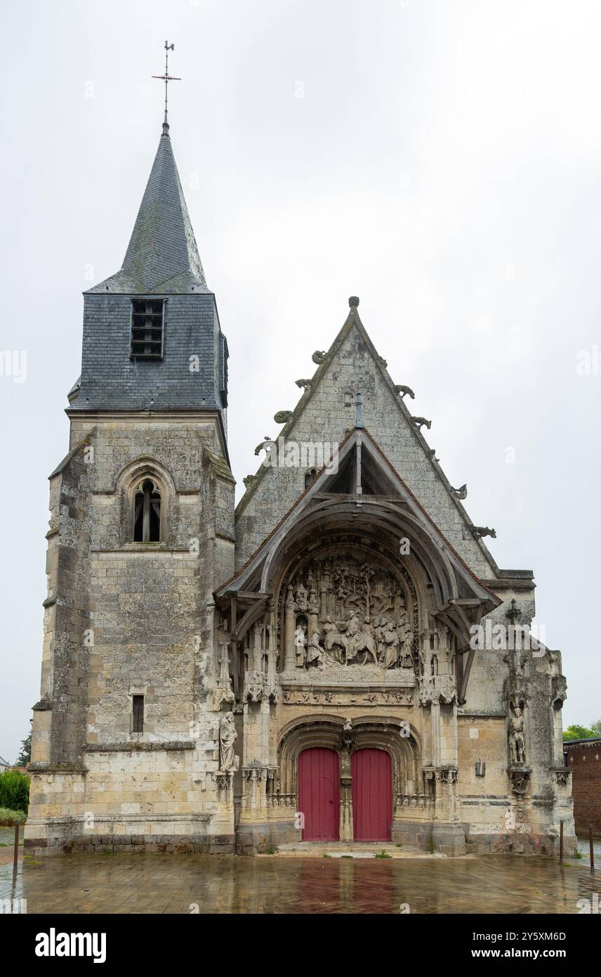 Die Kirche unserer Lieben Frau von La Neuville de Corbie und ihr geschnitztes Tympanon Stockfoto