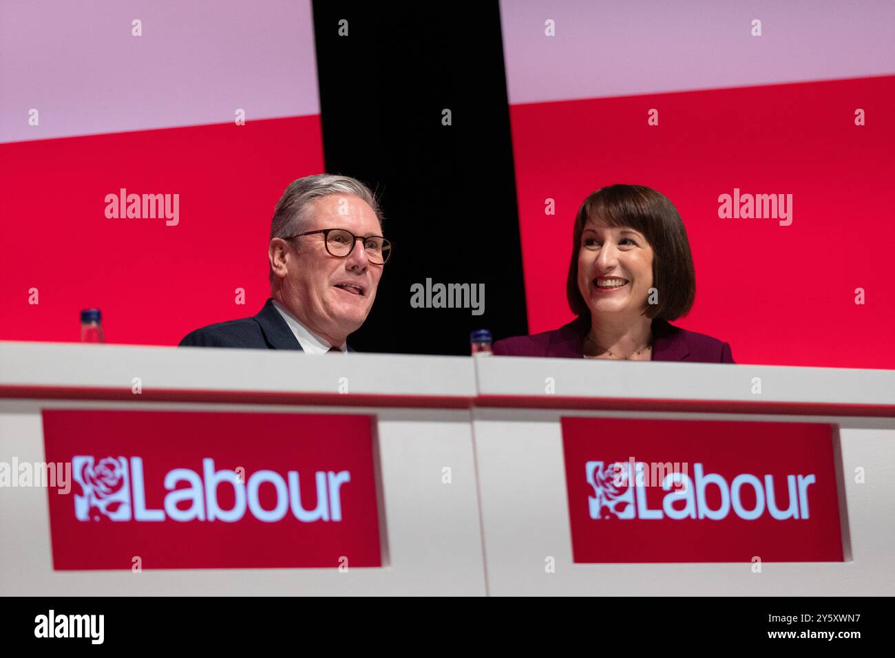 Liverpool, Großbritannien. September 2024. Rachel Reeves Kanzlerin mit Keir Starmer vor ihrer Rede am zweiten Tag der Labour Party Konferenz 2024 in Liverpool, Großbritannien. Bild: Garyroberts/worldwidefeatures.com Bild: GaryRobertsphotography worldwidefeatures.com/Alamy Live News Credit: GaryRobertsphotography/Alamy Live News Stockfoto