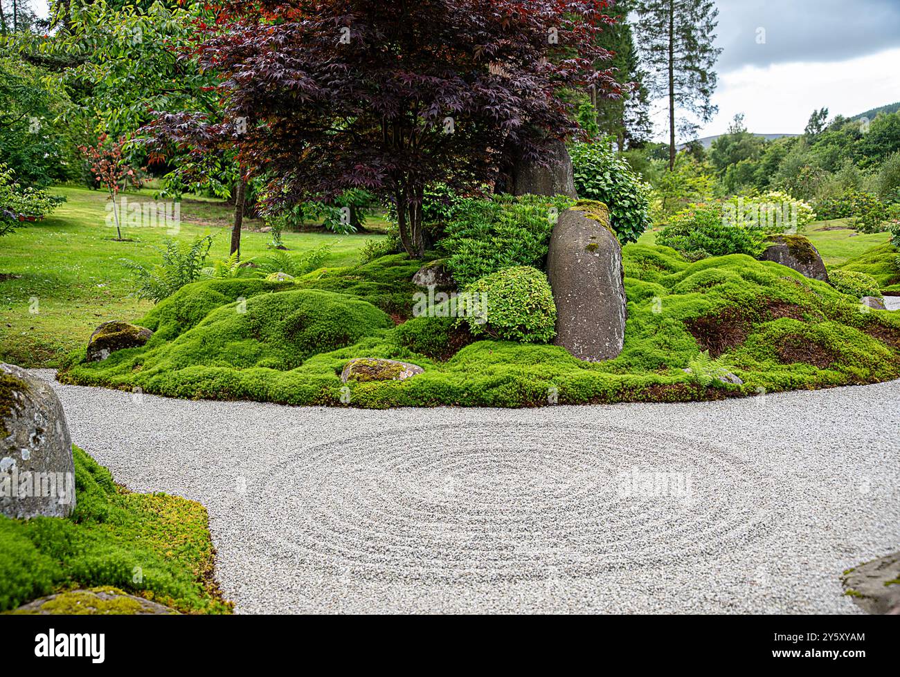 Landschaftsfotografie des japanischen Gartens mit Kreisen auf dem Boden, Steingarten, Zen, Steingras, Büsche, Bäume, gestalteter Park, Dol Stockfoto