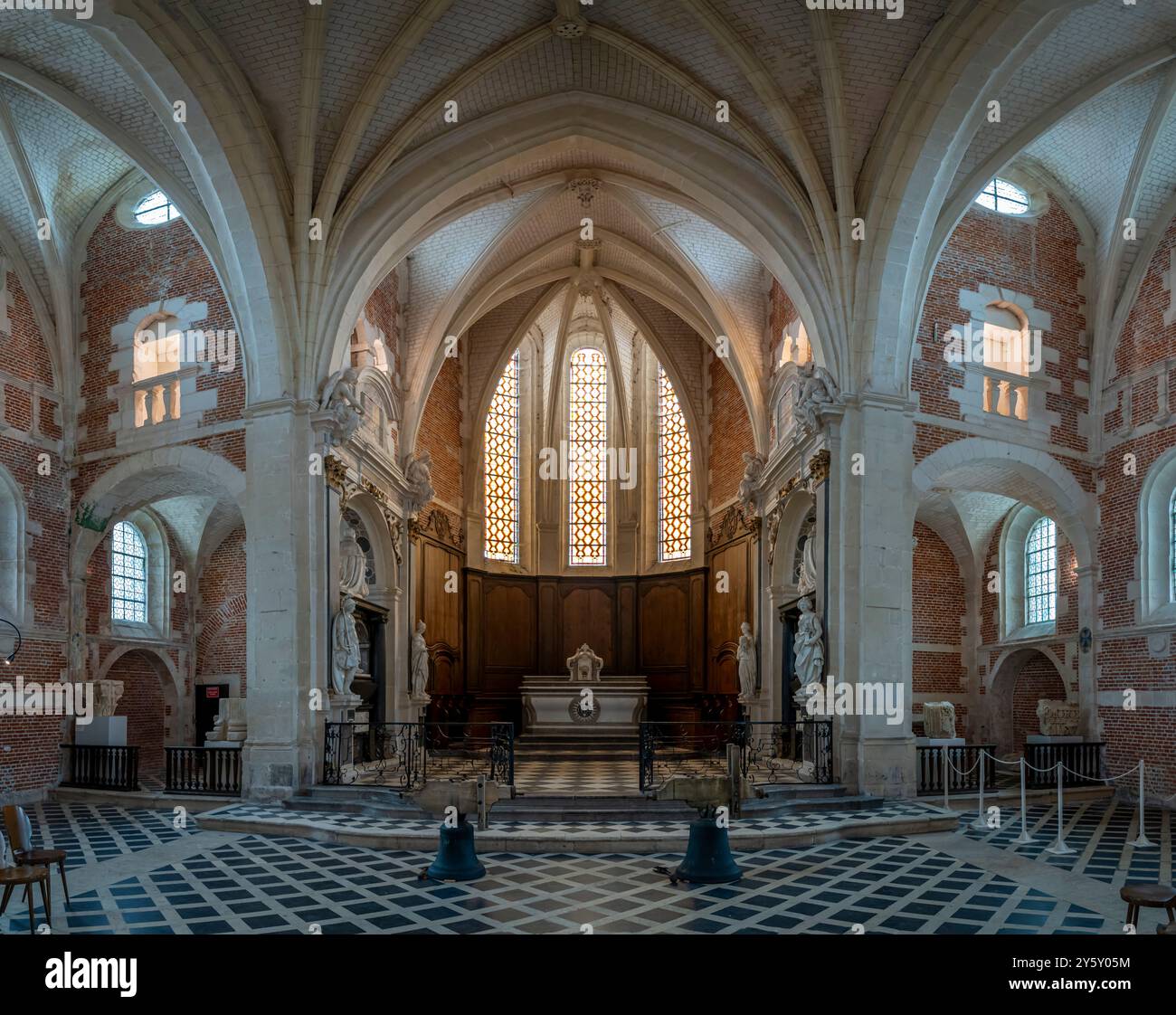 EU, Frankreich - 09 21 2024: Blick in die Kapelle des Jesuitenkollegiums mit Buntglasfenster und Cenotaph von Katharina von Kleve und Heinrich Stockfoto