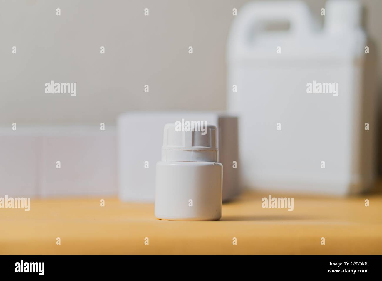 Abbildung: Weiße Kunststoffbehälter für pharmazeutische Zwecke und Aufbewahrungslösungen, die sauberes Design und Funktionalität der Verpackung zeigen. Stockfoto