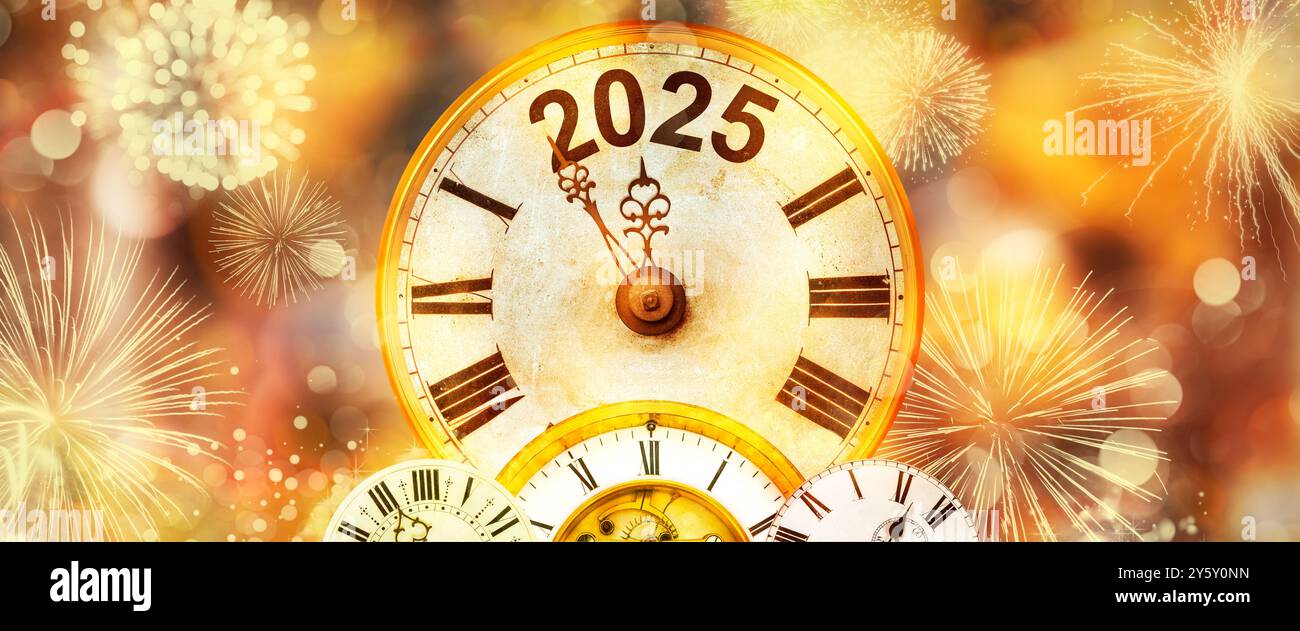 Neujahr 2025 mit Uhr bis Mitternacht mit unscharfem goldenem Hintergrund und Feuerwerk Stockfoto
