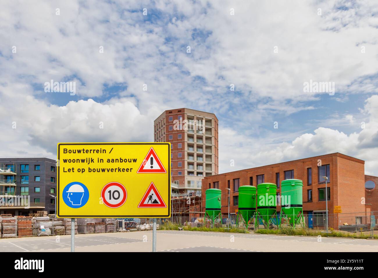 Niederländisches Schild mit dem Text „Baustelle - Wohngebiet im Bau - Acht auf Bauverkehr“ Stockfoto