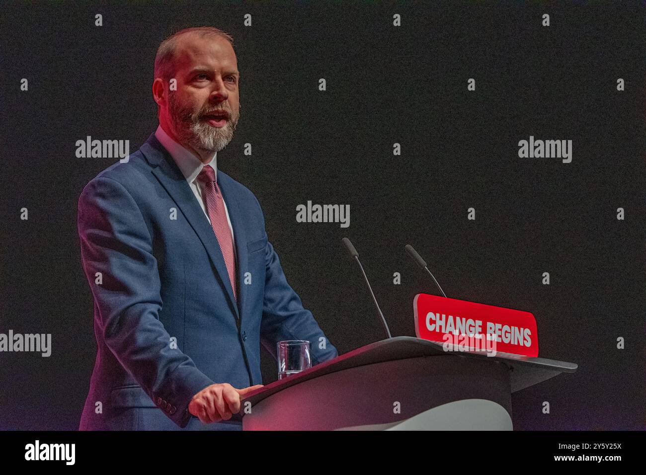 Liverpool, Großbritannien. September 2024. Jonathan Reynolds Secretary of State for Business and Trade, Parlamentsabgeordneter für Stalybridge und Hyde, spricht, bevor Rachel Reeves Kanzlerin am zweiten Tag der Labour Party-Konferenz 2024 in Liverpool, Großbritannien, ihre Rede hält. Bild: Garyroberts/worldwidefeatures.com Bild: GaryRobertsphotography worldwidefeatures.com/Alamy Live News Credit: GaryRobertsphotography/Alamy Live News Stockfoto