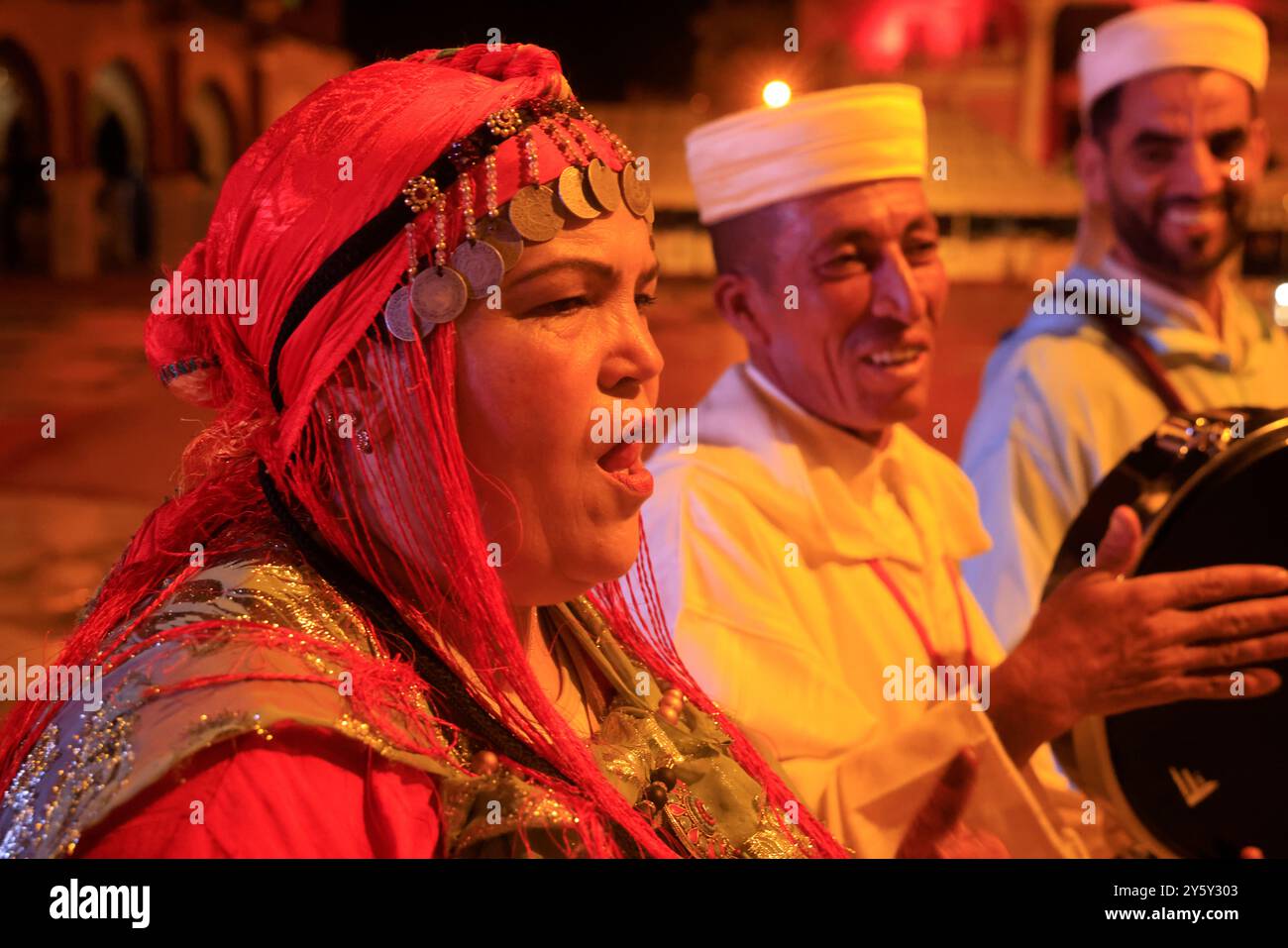 Traditionelle marokkanische Musik und Gesangsshow im berühmten Restaurant 'Chez Ali' in Marrakesch, Marokko. Marrakesch, Region Marrakesch-Safi, Marokko, Nort Stockfoto