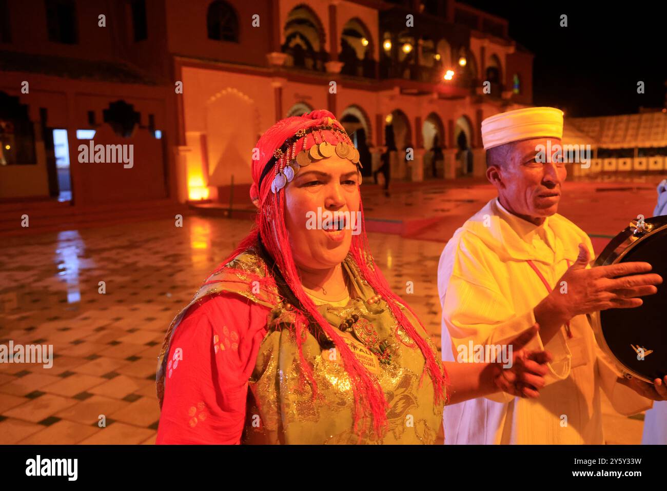 Traditionelle marokkanische Musik und Gesangsshow im berühmten Restaurant 'Chez Ali' in Marrakesch, Marokko. Marrakesch, Region Marrakesch-Safi, Marokko, Nort Stockfoto