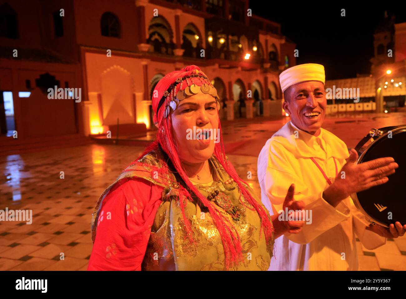 Traditionelle marokkanische Musik und Gesangsshow im berühmten Restaurant 'Chez Ali' in Marrakesch, Marokko. Marrakesch, Region Marrakesch-Safi, Marokko, Nort Stockfoto