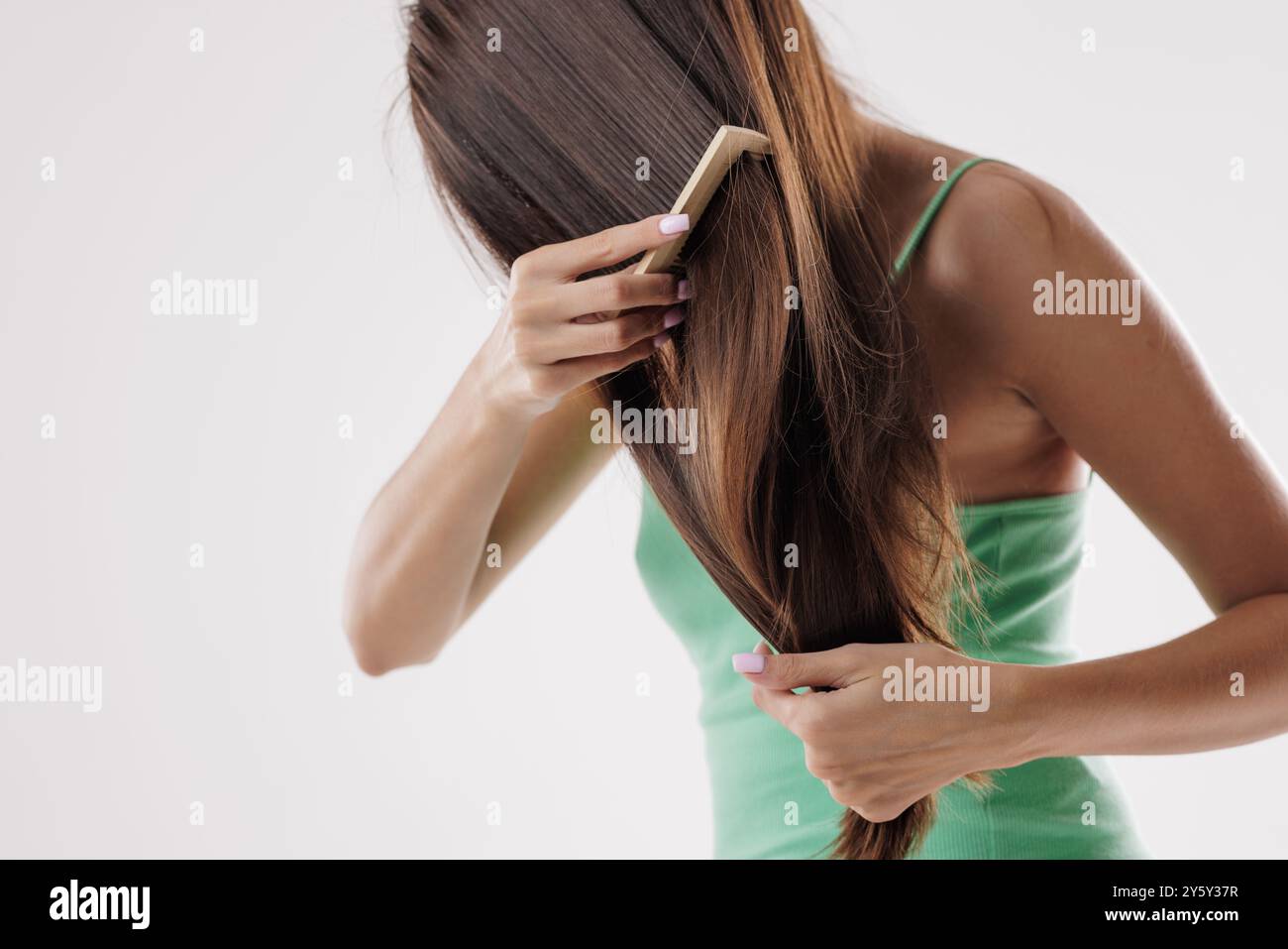 Beauty Hair Care. Schöne Frau kämmt langes natürliches Haar, Haarpflege, Haarproblem Stockfoto
