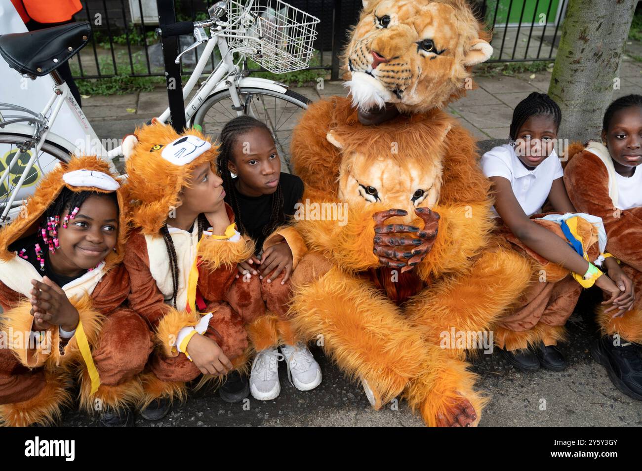 22. September 2024 Hackney Karneval. Yaram Arts - Löwe und Junge in Kostümen Stockfoto