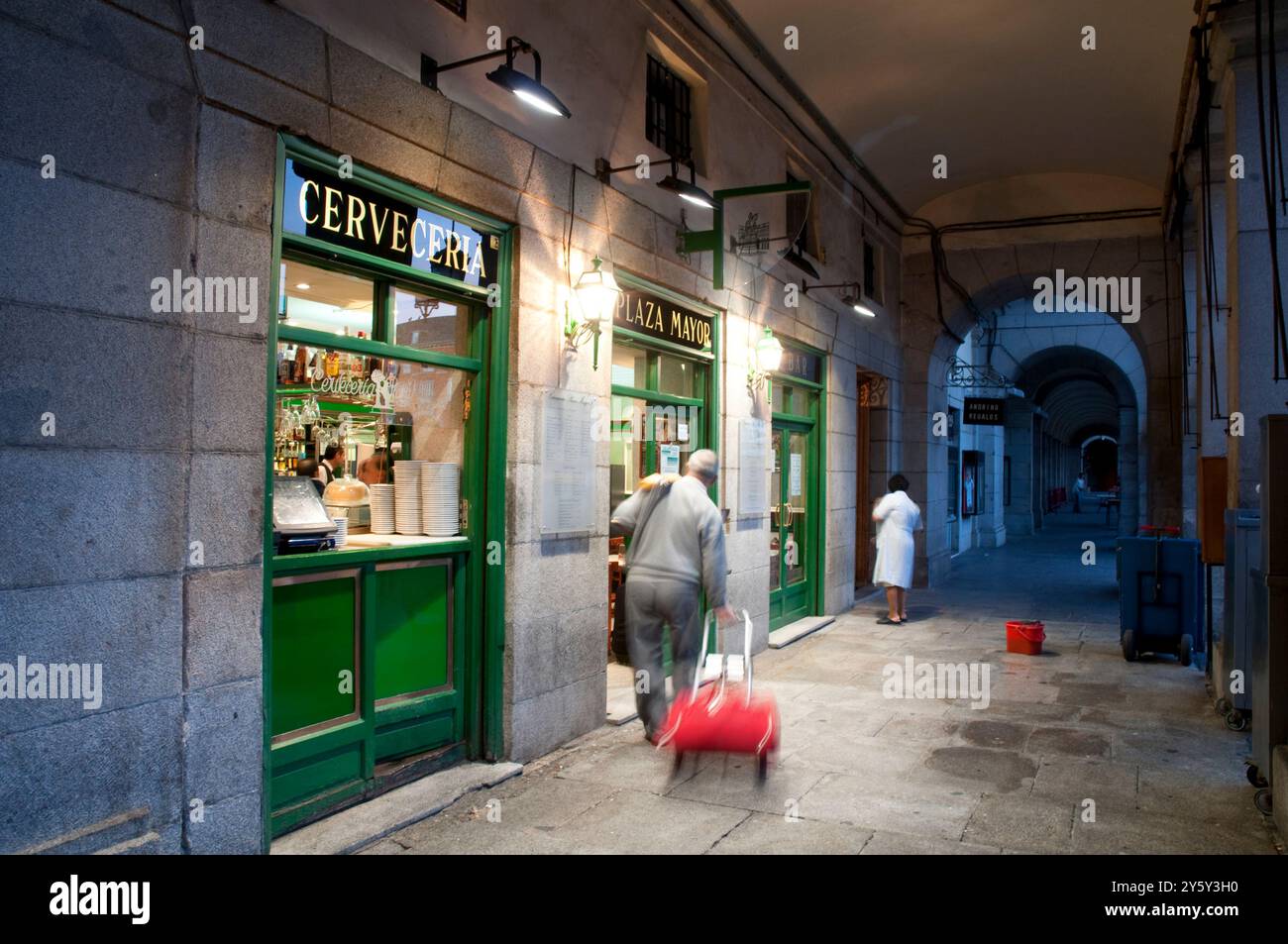 Hauptplatz, Arkade und Taverne. Madrid. Spanien. Stockfoto
