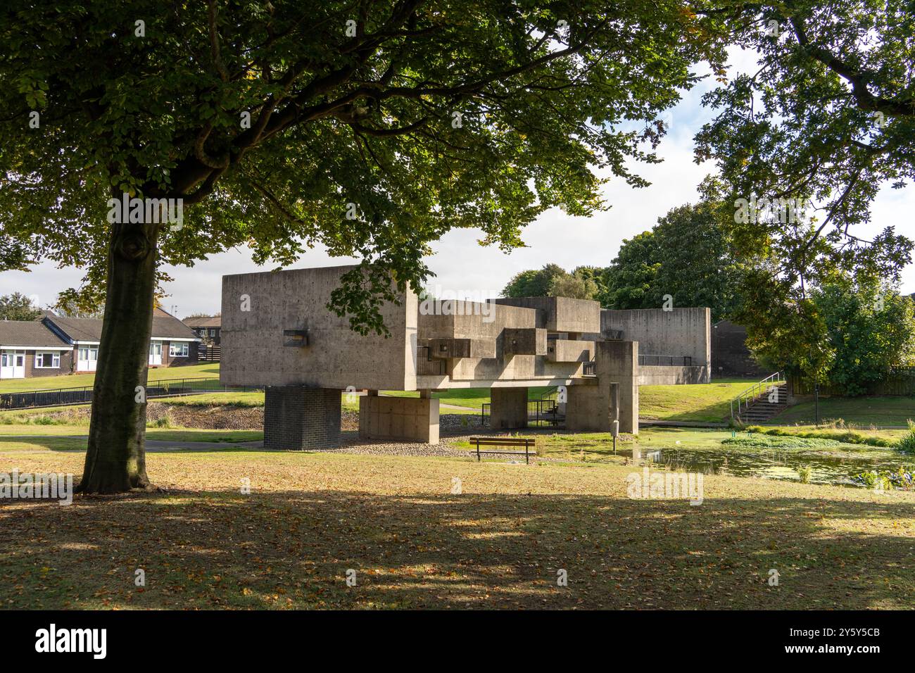 Peterlee, County Durham, Großbritannien. Apollo Pavilion von Victor Pasmore - ein Stück öffentliche Kunstarchitektur in der Neustadt. Stockfoto
