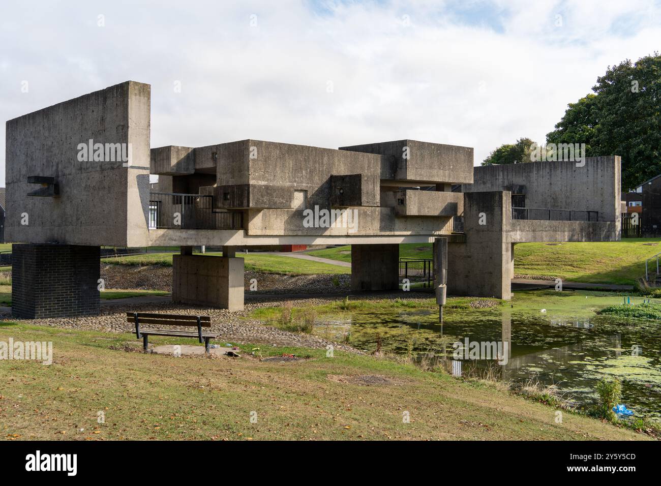 Peterlee, County Durham, Großbritannien. Apollo Pavilion von Victor Pasmore - ein Stück öffentliche Kunstarchitektur in der Neustadt. Stockfoto