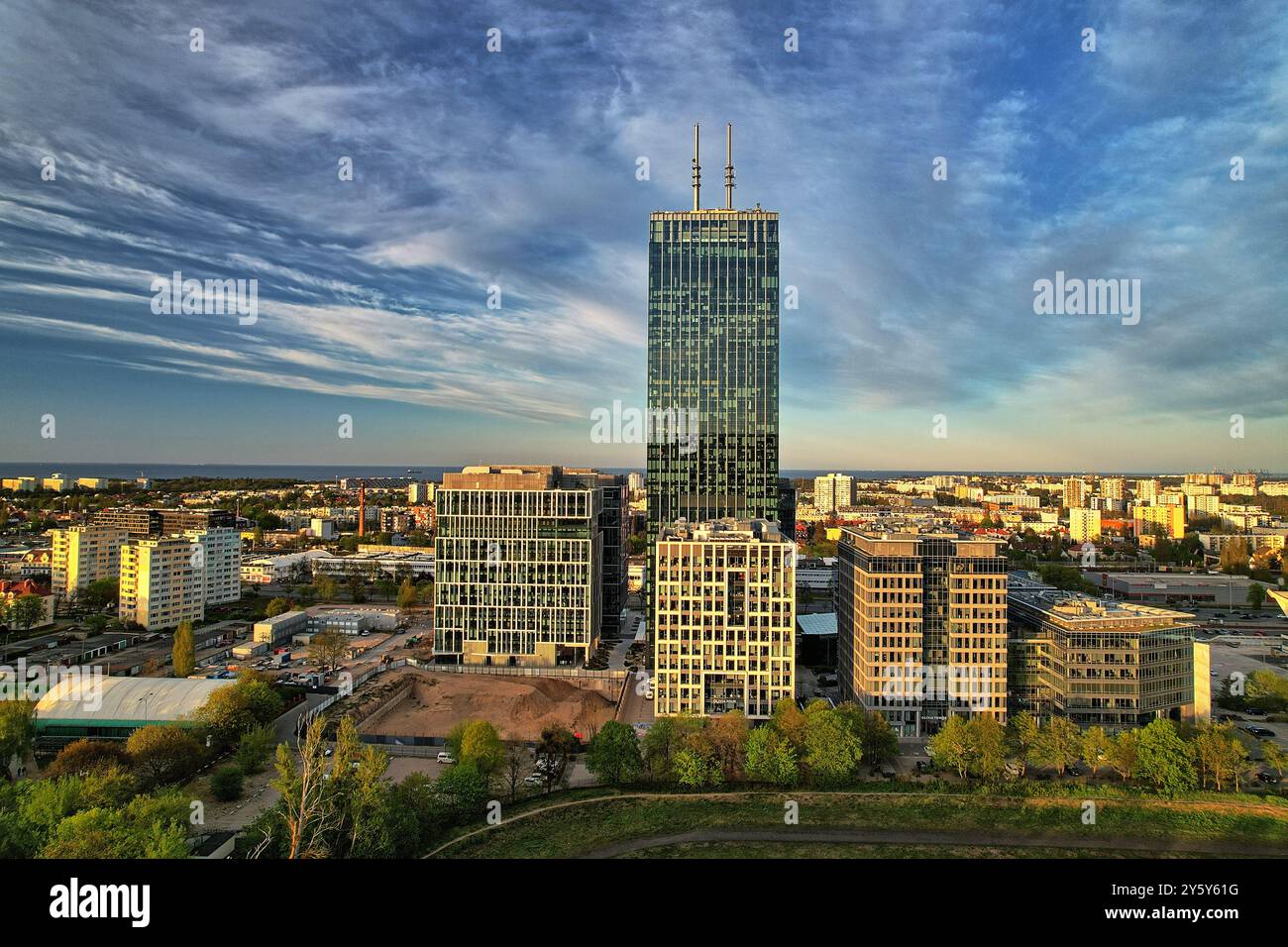 Drohnenblick auf Gdańsk Olivia Top Star, den höchsten Wolkenkratzer, Business Hub und ruhige grüne Räume bei Sonnenuntergang Stockfoto