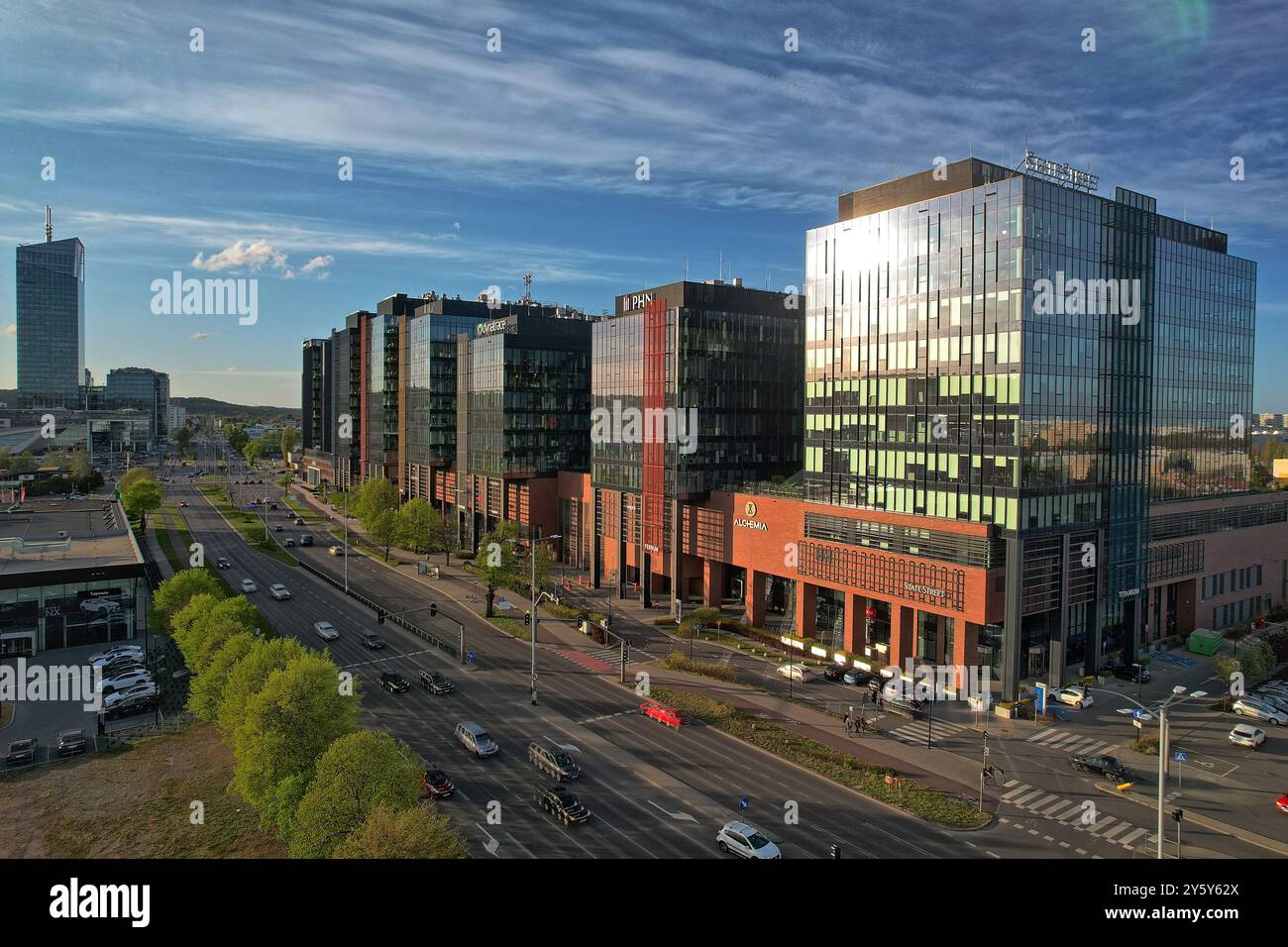 Blick aus der Vogelperspektive auf das Geschäftsviertel Oliwa von Gdańsk, moderne Architektur von Glasgebäuden bei Tageslicht mit belebten Straßen, von der Drohne erfasst Stockfoto