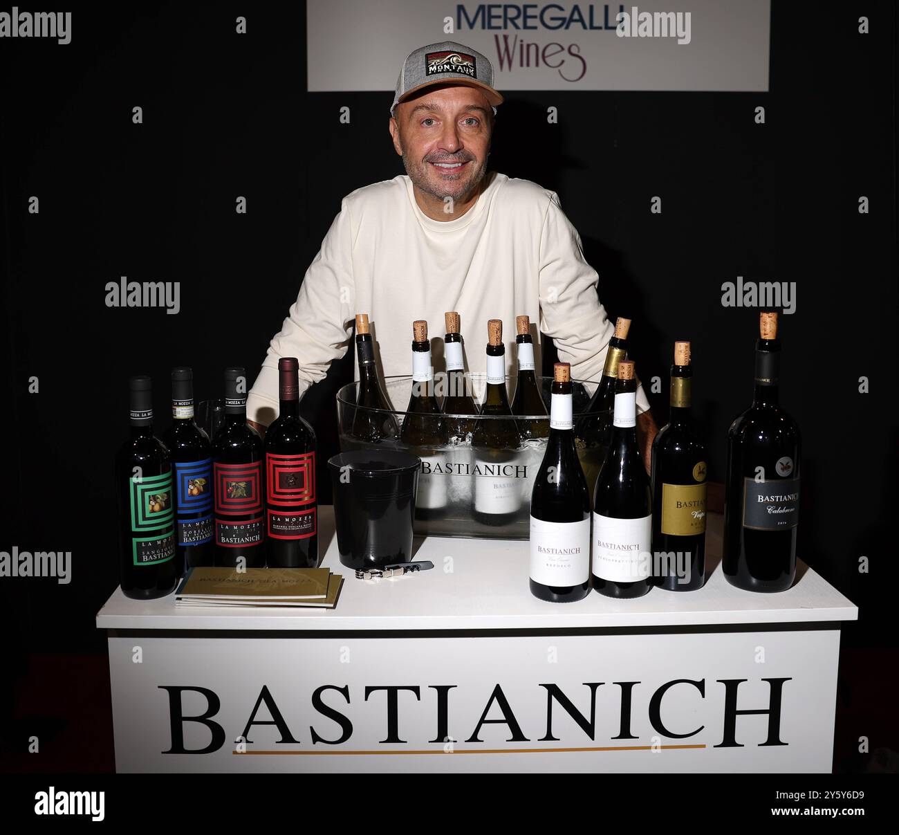 Masterclass bei Wine Next, der von New Yorker Joe Bastianich, einem Fernsehcharakter und berühmten Restaurantbesitzer (auch mit seiner eigenen Weinmarke bei Wine Next vertreten) veranstaltet wurde, der zunächst das Publikum an seine Herkunft als istrisches Exil und die starke Bindung seines Volkes an Essen und Traditionen erinnerte: Seine Lektion hieß Wein als Leidenschaft. Eine sensorische und kulturelle Reise mit dem Weingut Bastianich zwischen den Aromen und Aromen von Friaul-Julisch Venetien. Auf dem Foto Joe Bastianich Stockfoto