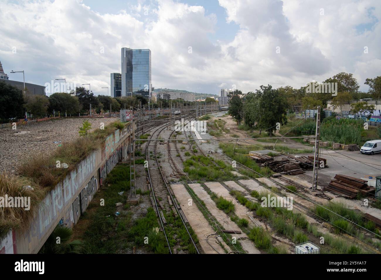 Die spanische Regierung will die anhaltenden Verzögerungen im Pendlerbahnnetz der spanischen Eisenbahnen, die von den öffentlichen Unternehmen Renfe und ADIF verwaltet werden, beheben. Das Netz, das aufgrund der ständigen Verzögerungen unzuverlässig geworden ist, zielt darauf ab, zu modernisieren und mehr Geld zu investieren. El gobierno espa&#xf1;ol quiere poner manos a la obra ante los continuos retrasos en la red de cercan&#xed;as de los ferrocarriles espa&#xf1;oles, gestionados por las empresas p&#xfa;blicas Renfe y ADIF. La red, que se ha vuelto poco fiable por los continuos retrasos que acumula, pretende modernizarse e invertir más dinero. Stockfoto