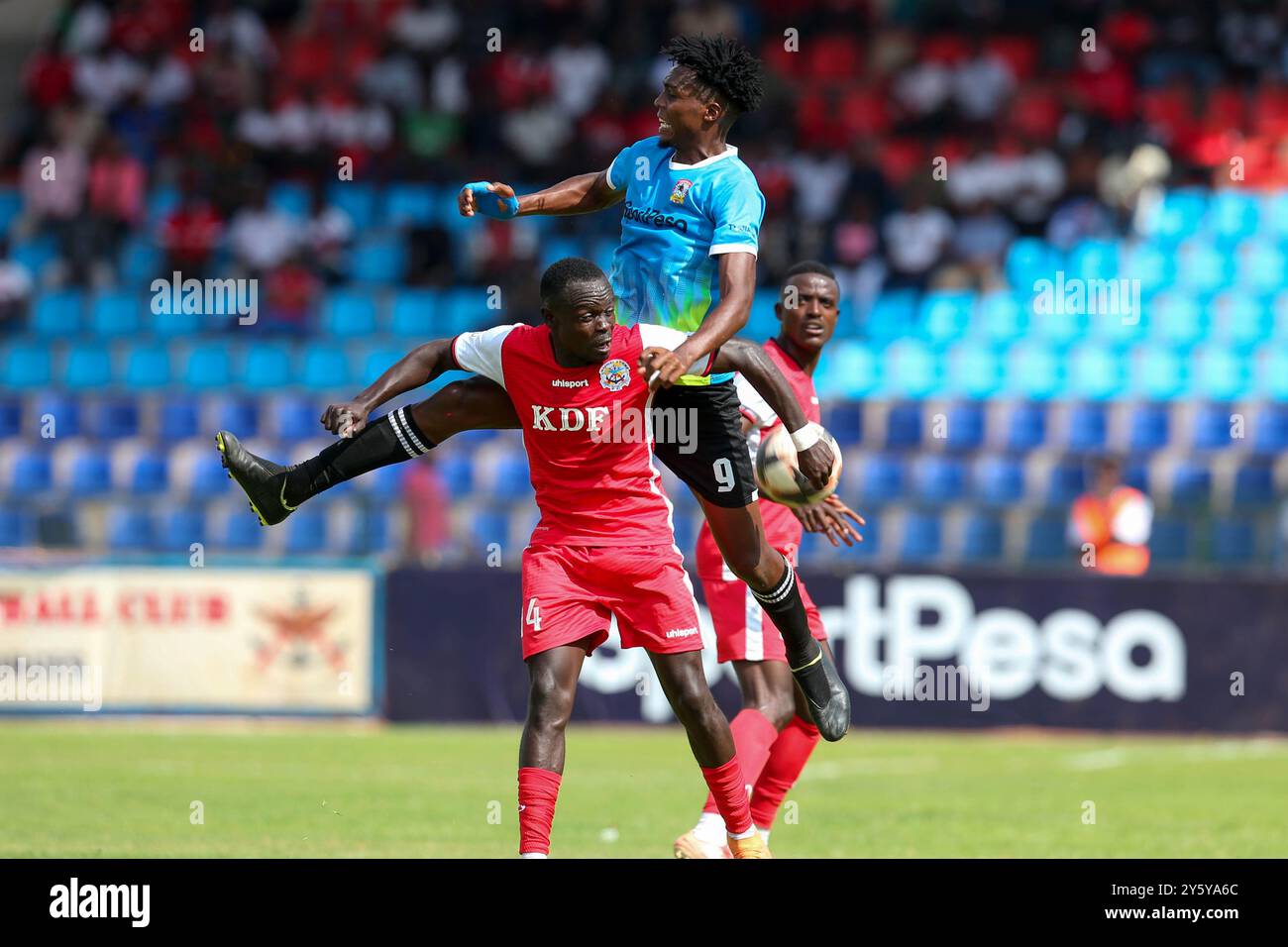 NAIROBI, KENIA – 22. SEPTEMBER: Der Stürmer Mathew Tegisi (Top) des Shabana fc, wetteiferte um einen Luftball mit Ulinzi Stars Amatton Samunya während der Kenia Premi Stockfoto