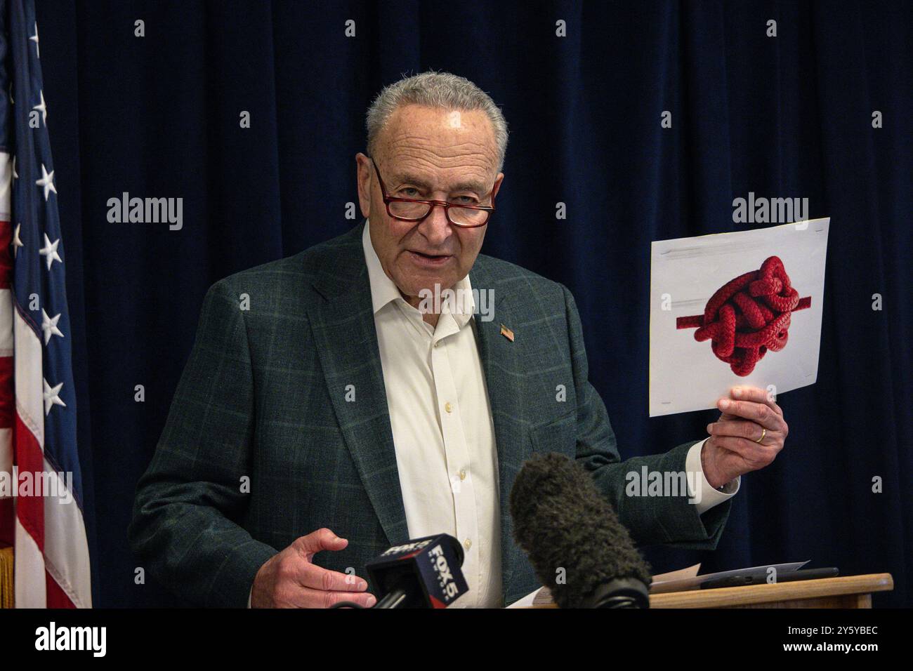 New York, USA. September 2024. Chuck Schumer, D-NY, hält am Sonntag, den 22. September 2024 in seinem Büro in New York City in Manhattan eine Pressekonferenz ab, um zu erklären, dass er und der Sprecher des Repräsentantenhauses Mike Johnson Gespräche geführt haben, um eine Regierungsschließung am 1. Oktober zu verhindern. Sein Zeichen eines blutroten Knotens bedeutet, dass sich die MAGA-Macht über die Partei lockert und dass Verhandlungen möglich sind. (Foto: Laura Brett/SIPA USA) Credit: SIPA USA/Alamy Live News Stockfoto