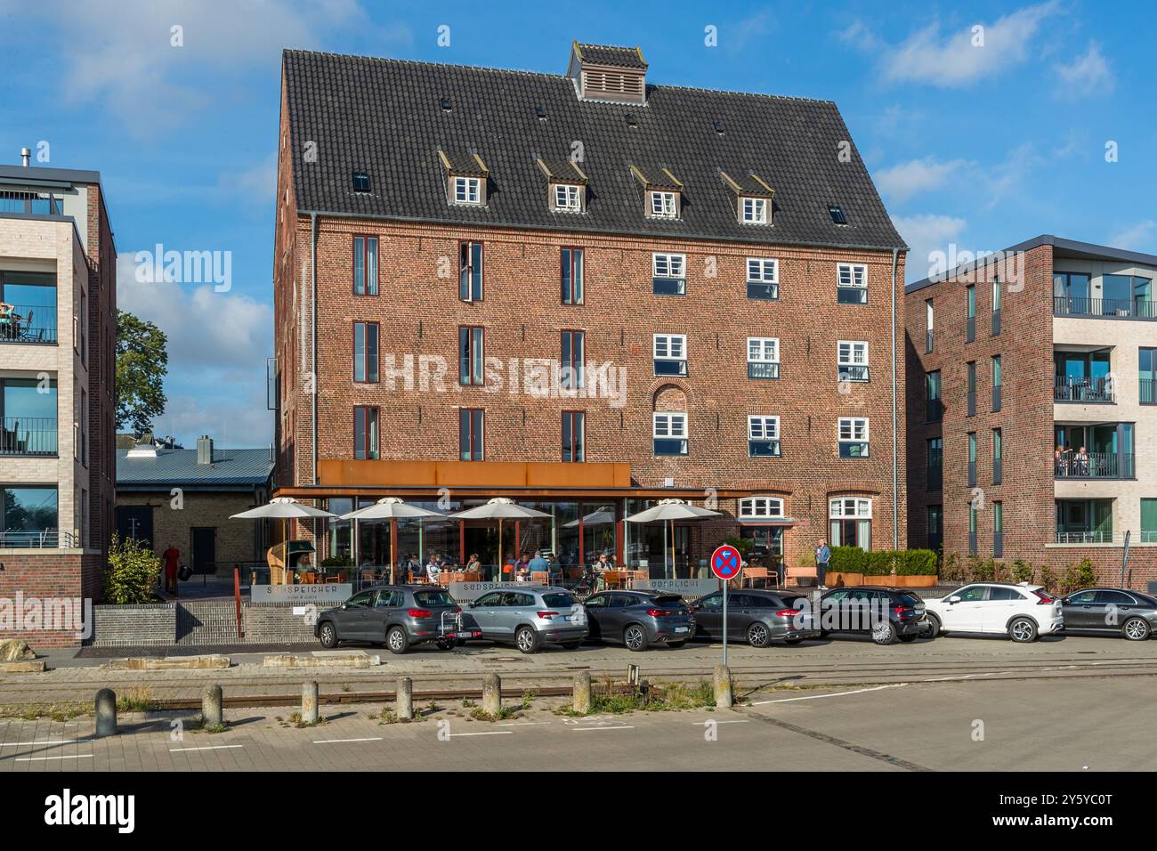 Südliches Speicher in Kappeln, von 1930 bis 1942 als Speicher und von 1936 bis 1939 als kaiserliches Speicher genutzt. Seit 2022, nach Renovierungsarbeiten, ist es ein Hotel und Bistro mit einem Nachhaltigkeitskonzept und modernem Design. Ein alter Nährstoffspeicher wurde nun in das Hotel am Südhafen, Kappeln, Schleswig-Holstein umgebaut Stockfoto