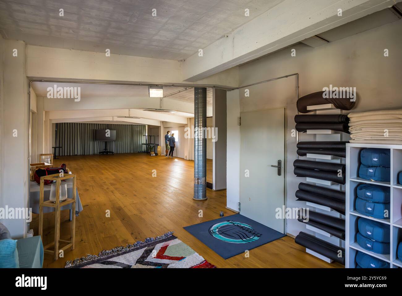 Ein Veranstaltungsraum befindet sich im Pierspeicher im Hafen von Kappeln. Das ehemalige Lagerhaus dient heute als Konferenzzentrum und Gästehaus. Das heutige Hotel Pierspeicher Boardinghouse bietet den Gästen einzigartige Tagungsräume, Am Hafen, Schleswig-Holstein, Deutschland. Stockfoto