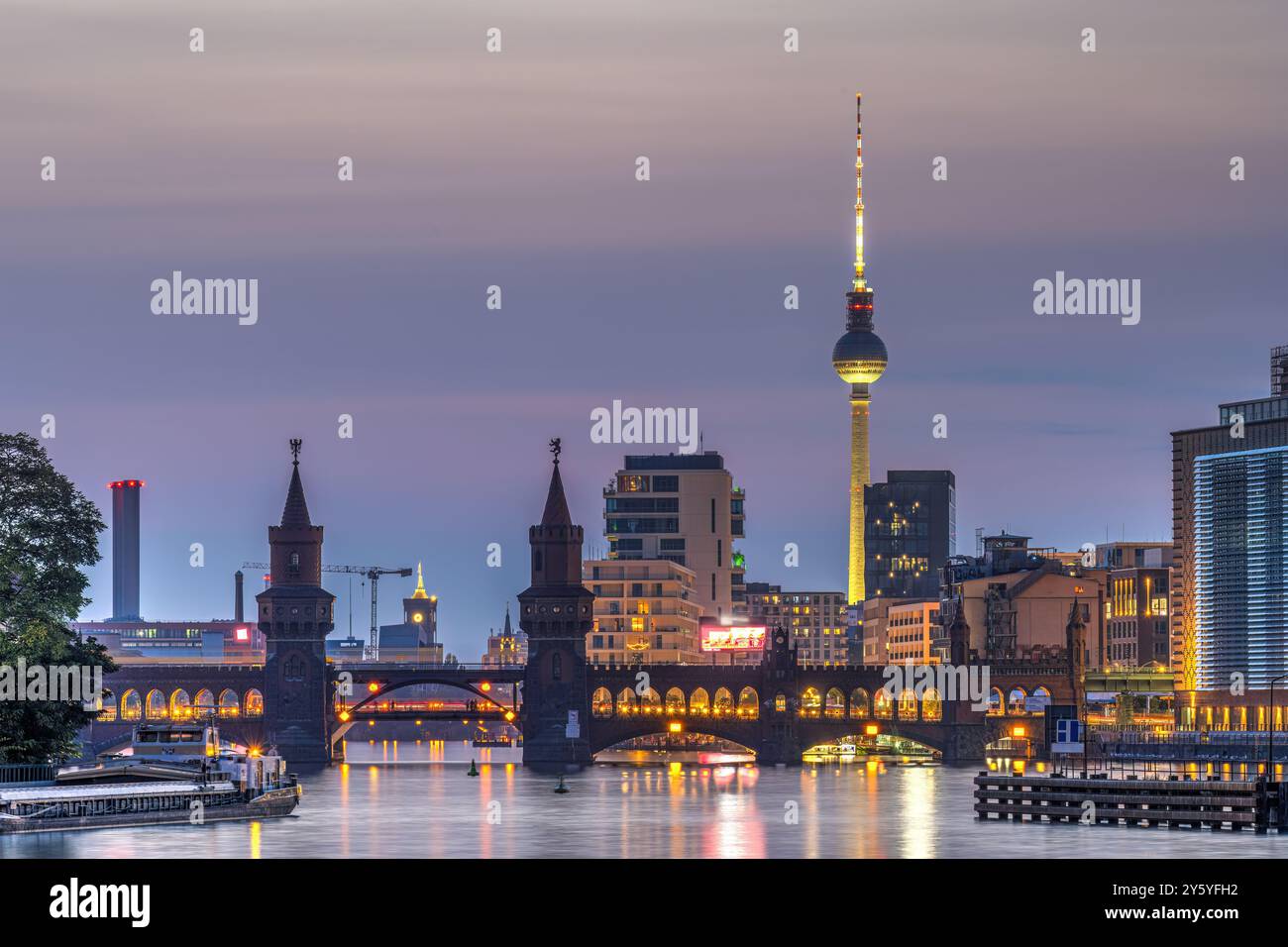 Die Spree in Berlin mit der Oberbaumbrücke und dem Fernsehturm in der Dämmerung Stockfoto