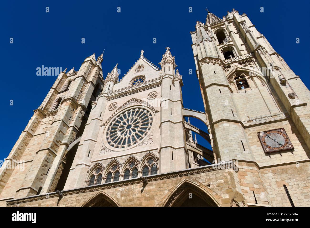 Außenansicht der Westfassade und des Buntglasrosenfensters der französisch-gotischen mittelalterlichen Kathedrale Santa Maria Leon Castile und Leon Spain Europe Stockfoto