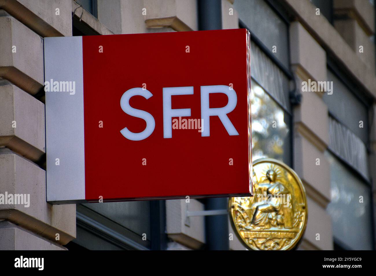 Marseille, Frankreich. September 2024. An der Fassade eines Geschäfts in Marseille ist ein SFR-Schild zu sehen. Am 3. September 2024 wurde der Telekommunikationsbetreiber SFR Opfer eines Cyberangriffs, der die personenbezogenen Daten von mindestens 50.000 seiner Kunden betraf. Zu den gehackten Daten gehörten Name, Vorname, Telefonnummer, E-Mail-Adresse, Postanschrift, IBAN sowie Telefon- und SIM-Karten-Identifikationsnummern. SFR gibt an, dass Kennwörter, Anrufdetails oder der Inhalt von SMS-Nachrichten nicht betroffen waren. Quelle: SOPA Images Limited/Alamy Live News Stockfoto