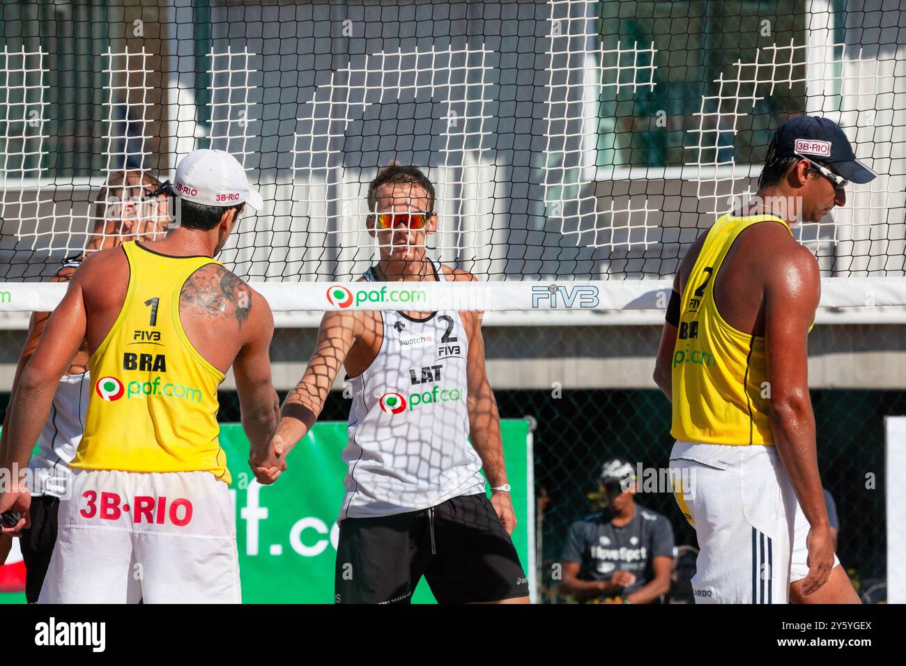 PAF OPEN, BEACHVOLLEYBALL, MARIEHAMN, 2011: Pedro Cunha (1) und Ricardo Santos (2) aus Brasilien schlugen Martins Plavins (1) und Janis Smedins (2) aus Lettland am 19. August 2011 bei den PAF Open in Mariehamn, Åland, Finnland. Foto: Rob Watkins. INFO: Das PAF Open Beach Volleyballturnier fand zwischen 2009-2013 in Mariehamn, Åland, Finnland statt. Es zog die besten internationalen Teams und Spieler als Rangliste der offiziellen FIVB World Tour an und zeigte hochkarätigen Beachvolleyball. Stockfoto