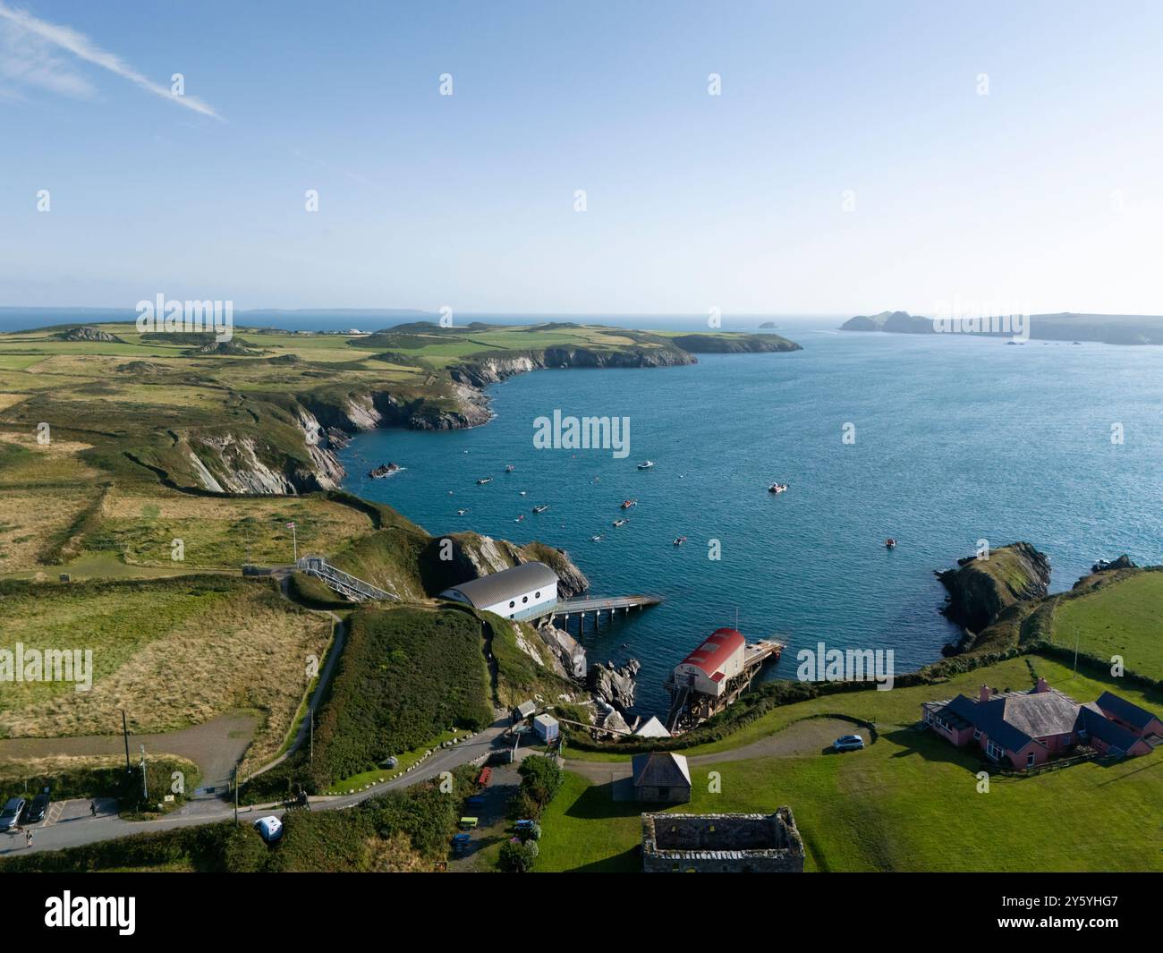 St Justinians Lifeboat Station und Ramsey Sound. Nationalpark Pembrokeshire Coast. Wales, Großbritannien. Stockfoto