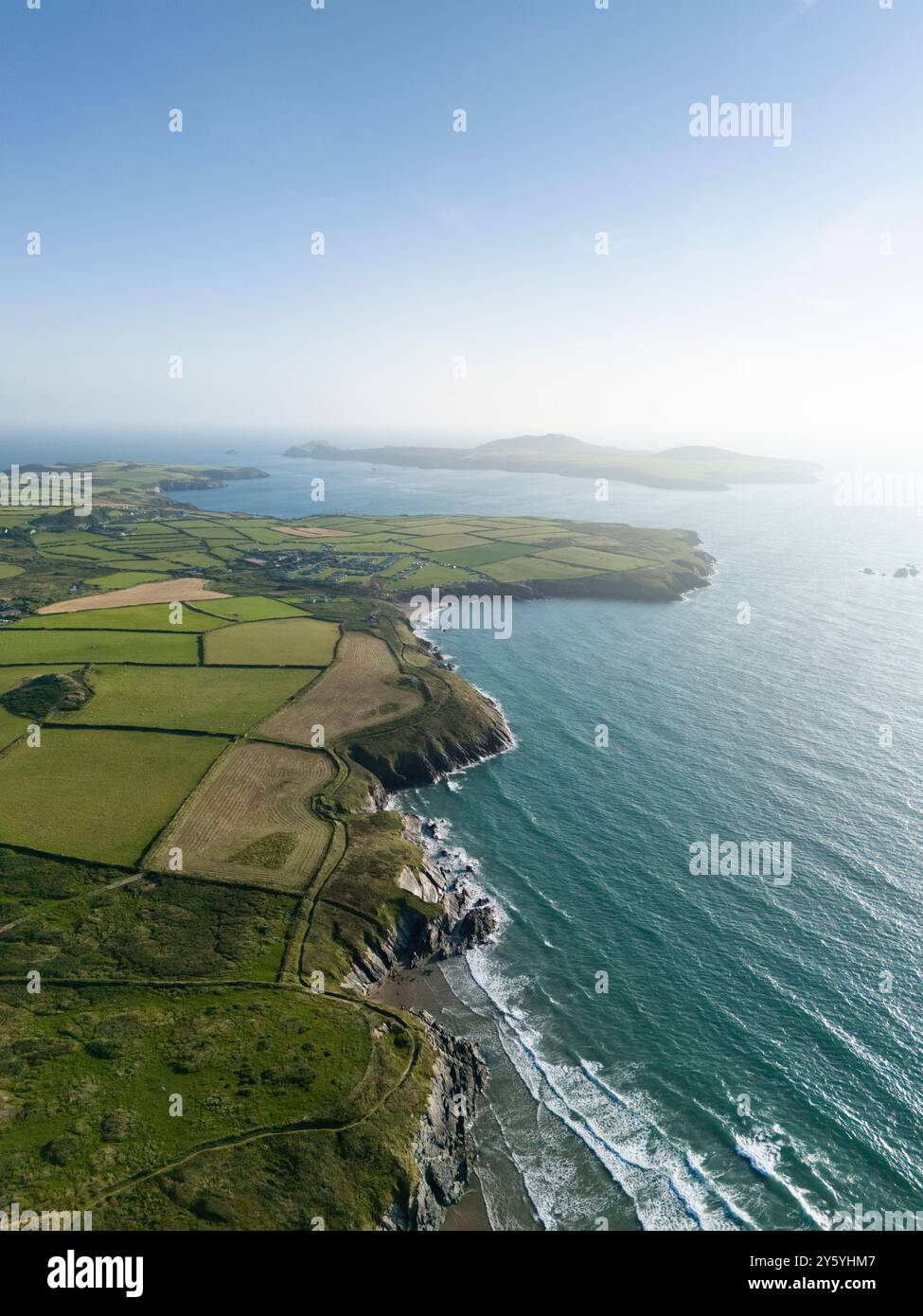 Pembrokeshire Coast und Ramsey Island. Nationalpark Pembrokeshire Coast. Wales, Großbritannien. Stockfoto