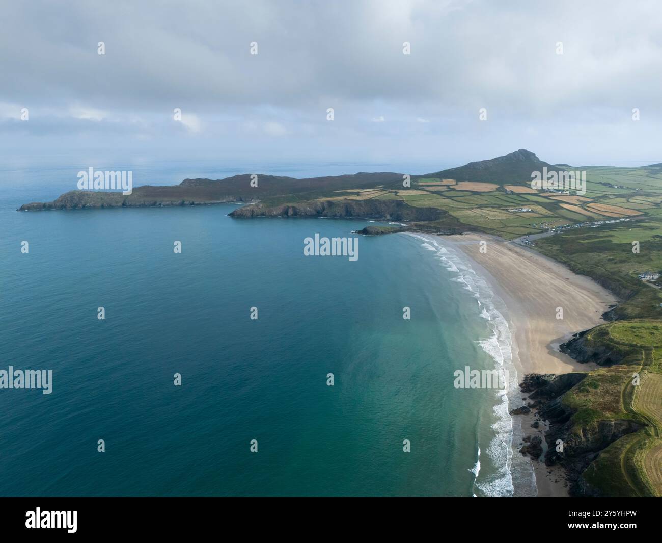 Whitesands Bay und Carn Llidi Aerial. Nationalpark Pembrokeshire Coast. Wales, Großbritannien. Stockfoto