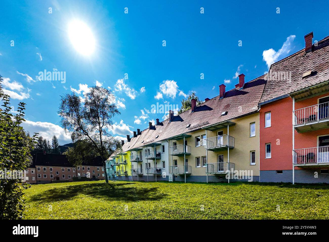 Farbig renovierte Wohnblöcke, Balkonreihen, Alpenpanorama, frühere Bergbausiedlung in Eisenerz, Steiermark, Österreich, Erzberg Alpin Resort, nachhaltige Sanierung, Tourismusförderung, Symbol für strukturellen Wandel, ländliche Entwicklung, Revitalisierung. Klimawandel, Energiekrise, Wohnraummangel, nachhaltige Architektur, Regionalentwicklung, Tourismusboom, ökologisches Bauen, Wiederbelebung ländlicher Räume, Sanierung, Almdorfbau, Alpen, Masterplan *** bunt renovierte Wohnblöcke, Balkonreihen, Alpenpanorama, ehemalige Bergbausiedlung in Eisenerz, Steiermark, Österreich, Erzberg Al Stockfoto