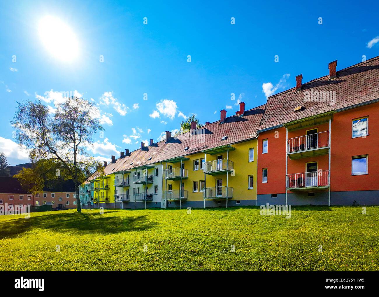 Farbig renovierte Wohnblöcke, Balkonreihen, Alpenpanorama, frühere Bergbausiedlung in Eisenerz, Steiermark, Österreich, Erzberg Alpin Resort, nachhaltige Sanierung, Tourismusförderung, Symbol für strukturellen Wandel, ländliche Entwicklung, Revitalisierung. Klimawandel, Energiekrise, Wohnraummangel, nachhaltige Architektur, Regionalentwicklung, Tourismusboom, ökologisches Bauen, Wiederbelebung ländlicher Räume, Sanierung, Almdorfbau, Alpen, Masterplan *** bunt renovierte Wohnblöcke, Balkonreihen, Alpenpanorama, ehemalige Bergbausiedlung in Eisenerz, Steiermark, Österreich, Erzberg Al Stockfoto