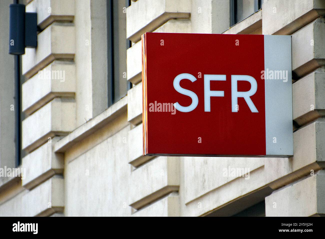 Marseille, Frankreich. September 2024. An der Fassade eines Geschäfts in Marseille ist ein SFR-Schild zu sehen. Am 3. September 2024 wurde der Telekommunikationsbetreiber SFR Opfer eines Cyberangriffs, der die personenbezogenen Daten von mindestens 50.000 seiner Kunden betraf. Zu den gehackten Daten gehörten Name, Vorname, Telefonnummer, E-Mail-Adresse, Postanschrift, IBAN sowie Telefon- und SIM-Karten-Identifikationsnummern. SFR gibt an, dass Kennwörter, Anrufdetails oder der Inhalt von SMS-Nachrichten nicht betroffen waren. (Foto: Gerard Bottino/SOPA Images/SIPA USA) Credit: SIPA USA/Alamy Live News Stockfoto