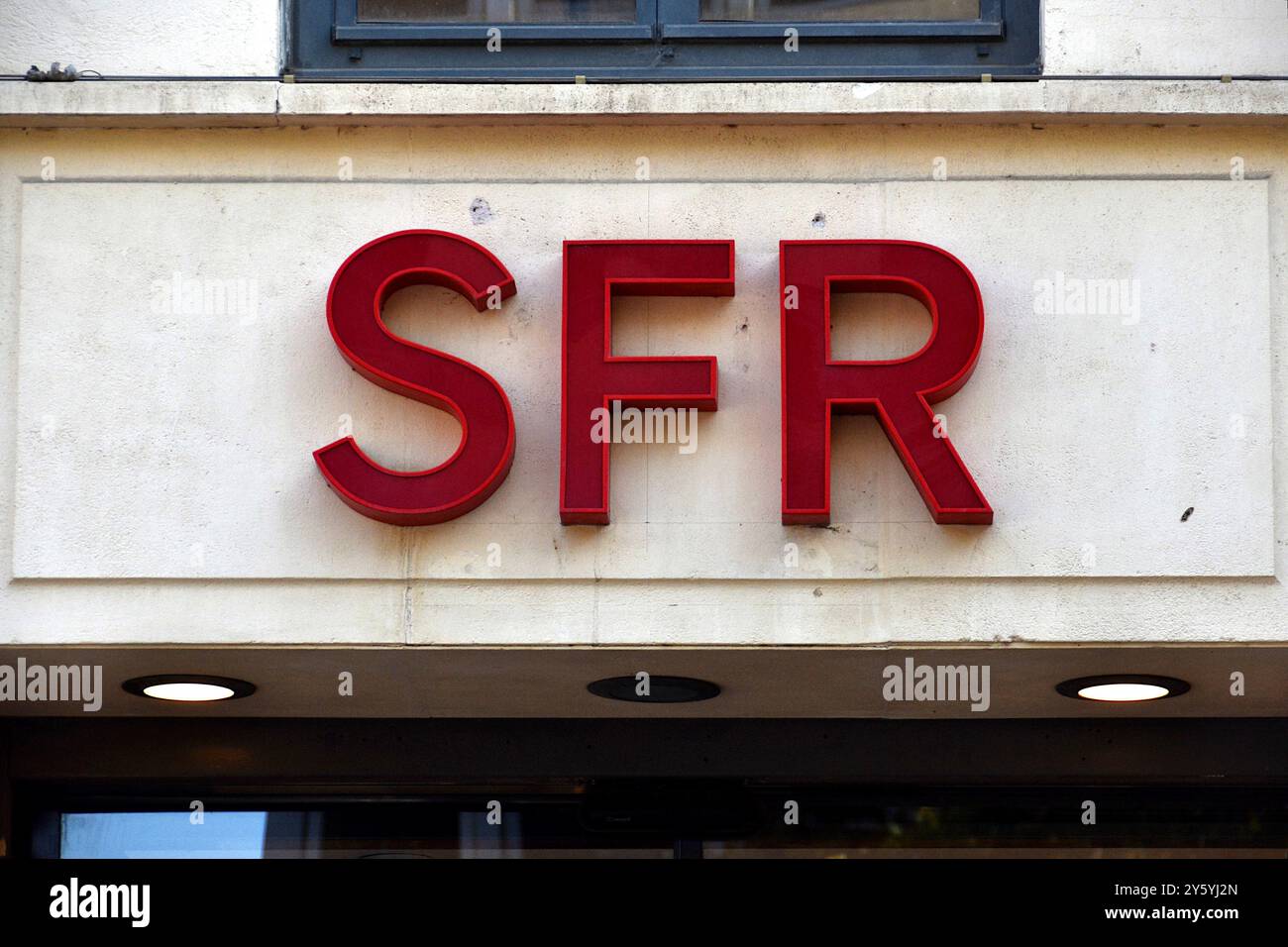 Marseille, Frankreich. September 2024. Ein SFR-Schild ist über dem Eingang eines Geschäfts in Marseille zu sehen. Am 3. September 2024 wurde der Telekommunikationsbetreiber SFR Opfer eines Cyberangriffs, der die personenbezogenen Daten von mindestens 50.000 seiner Kunden betraf. Zu den gehackten Daten gehörten Name, Vorname, Telefonnummer, E-Mail-Adresse, Postanschrift, IBAN sowie Telefon- und SIM-Karten-Identifikationsnummern. SFR gibt an, dass Kennwörter, Anrufdetails oder der Inhalt von SMS-Nachrichten nicht betroffen waren. (Foto: Gerard Bottino/SOPA Images/SIPA USA) Credit: SIPA USA/Alamy Live News Stockfoto
